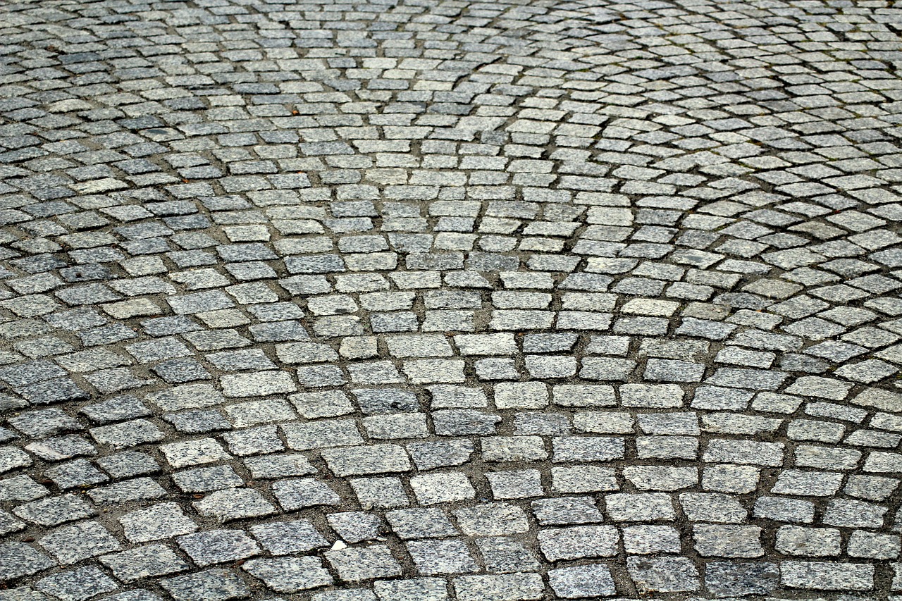 Ruka podepisující fakturu za zámečnické služby s kalkulačkou v pozadí.